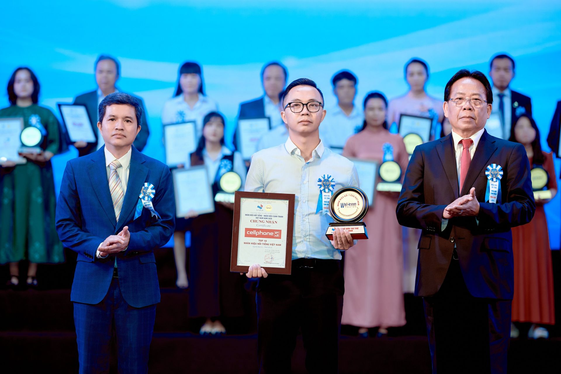 Ông Nguyễn Tiến Đạt, đại diện CellphoneS nhận giải thưởng vinh danh từ Ban tổ chức Ông Nguyễn Tiến Đạt, đại diện CellphoneS nhận giải thưởng vinh danh từ Ban tổ chức
