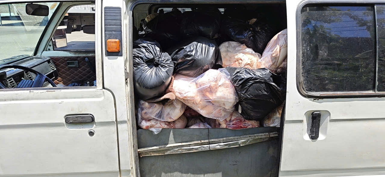 TP.HCM: Phát hiện gần 800 kg thịt heo bốc mùi hôi thối trên xe tải, buộc tiêu hủy
