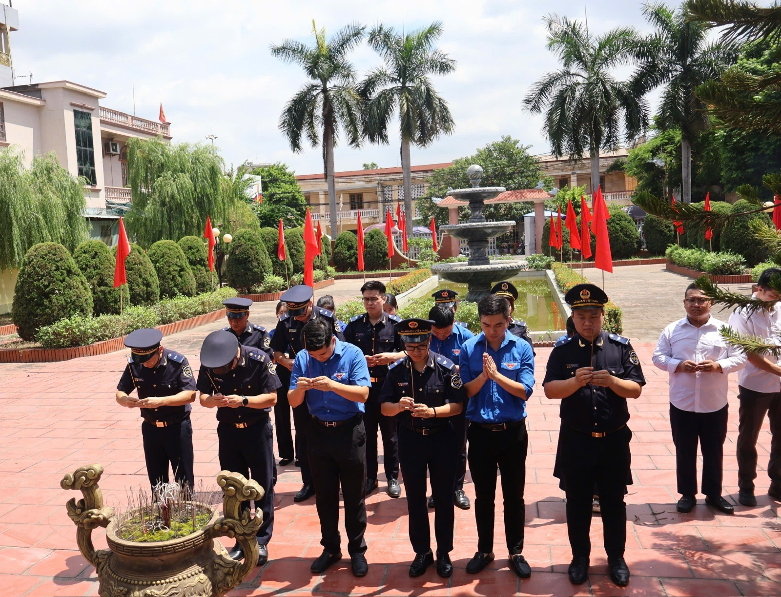 Đoàn dâng hương tại Nghĩa trang liệt sĩ. Ảnh: kv03.customs.gov.vn Đoàn dâng hương tại Nghĩa trang liệt sĩ. Ảnh: kv03.customs.gov.vn