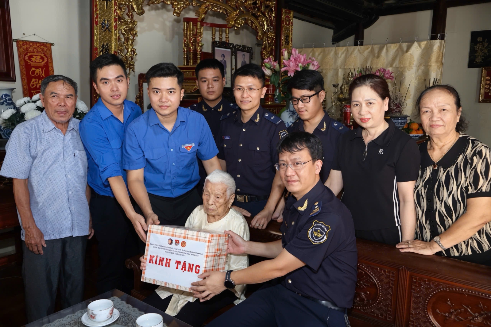 Đoàn công tác thăm hỏi, tặng quà mẹ Việt Nam anh hùng. Ảnh: Đoàn công tác thăm hỏi, tặng quà mẹ Việt Nam anh hùng. Ảnh: