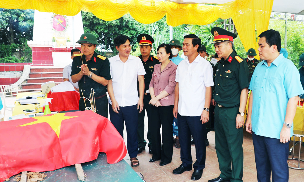 Đồng chí Lê Xuân Lợi kiểm tra việc thực hiện nhiệm vụ tại nghĩa trang liệt sĩ Tri Phương (xã Đại Đồng). Đồng chí Lê Xuân Lợi kiểm tra việc thực hiện nhiệm vụ tại nghĩa trang liệt sĩ Tri Phương (xã Đại Đồng).