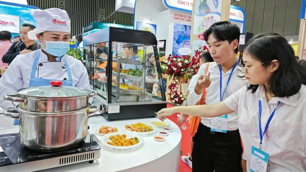 Người tiêu dùng trải nghiệm các sản phẩm thủy M888com link hiện đang mở khẩu tại Hội chợ Vietfish (Ảnh: NGỌC ÁNH) Người tiêu dùng trải nghiệm các sản phẩm thủy M888com link hiện đang mở khẩu tại Hội chợ Vietfish (Ảnh: NGỌC ÁNH)