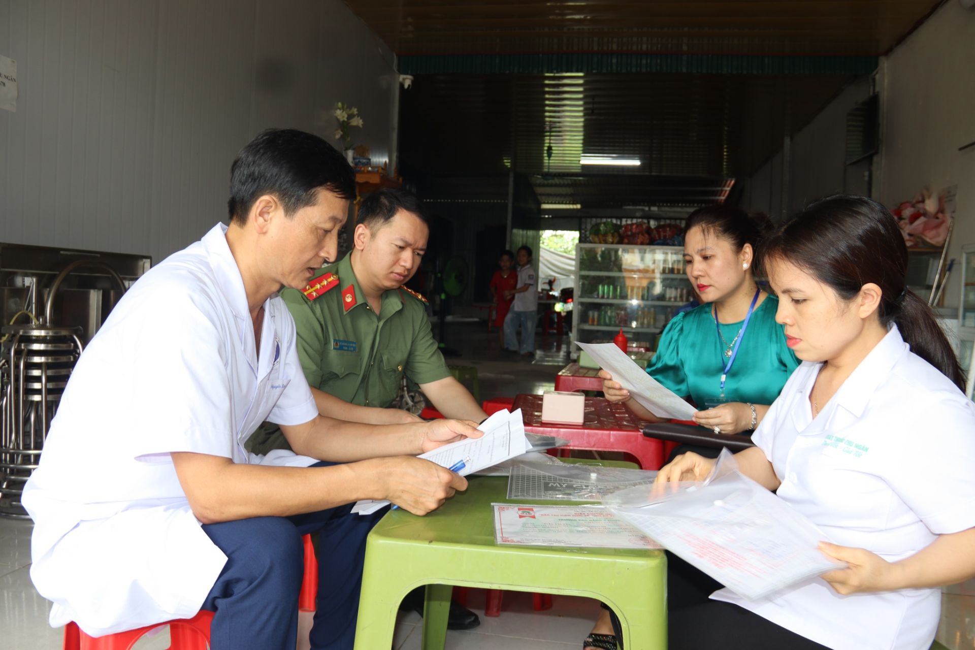 Lực lượng chức năng kiểm tra công tác đảm bảo vệ sinh an toàn thực phẩm Lực lượng chức năng kiểm tra công tác đảm bảo vệ sinh an toàn thực phẩm