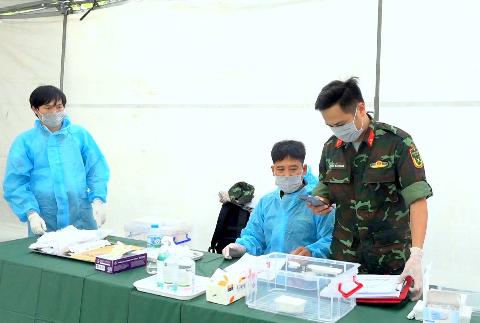 Các cán bộ thực hiện số hóa dữ liệu hài cốt liệt sĩ. Các cán bộ thực hiện số hóa dữ liệu hài cốt liệt sĩ.