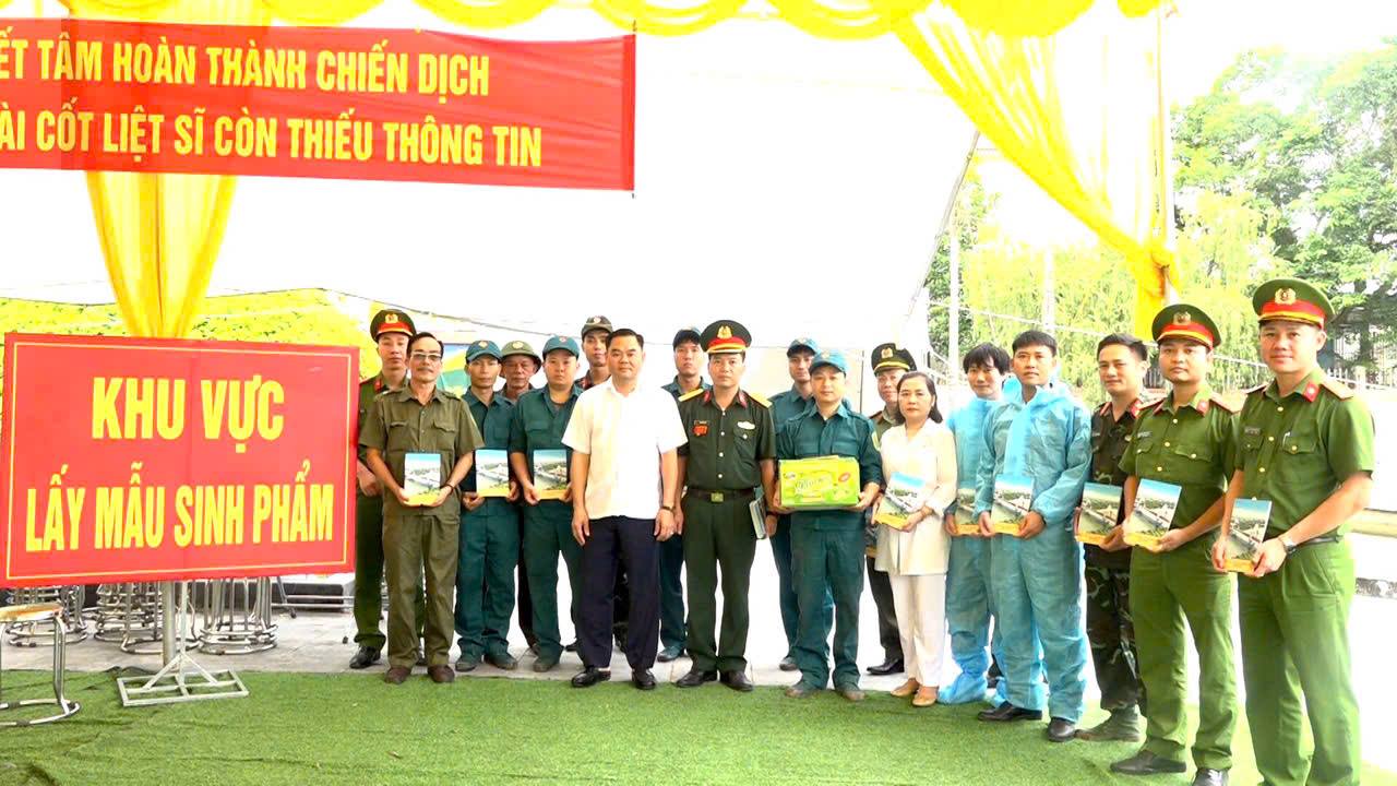 Đồng chí Phạm Hồng Thái Phó Bí thư Đảng ủy- Chủ tịch UBND phường thăm hỏi, động viên các lực lượng trực tiếp thực hiện nhiệm vụ. Đồng chí Phạm Hồng Thái Phó Bí thư Đảng ủy- Chủ tịch UBND phường thăm hỏi, động viên các lực lượng trực tiếp thực hiện nhiệm vụ.