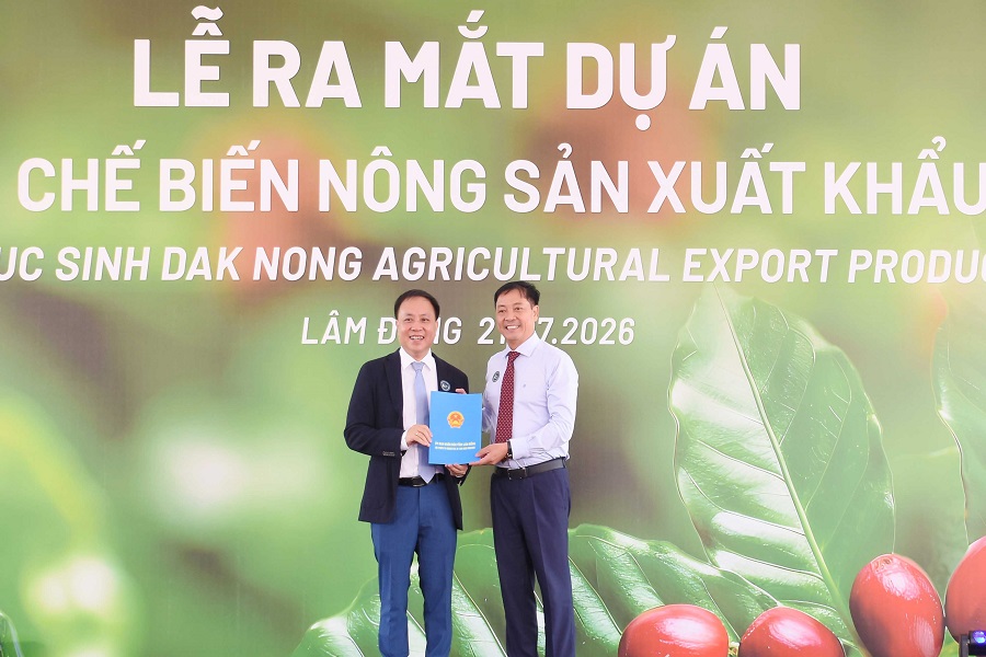 Đồng chí Lê Trọng Yên, Ủy viên Ban Thường vụ Tỉnh ủy, Phó chủ tịch Thường trực UBND tỉnh Lâm Đồng trao M88 thành lập vào năm 2006 chấp thuận chủ trương đầu tư cho Tập đoàn Phúc Sinh. (Ảnh: Kim Hiền) Đồng chí Lê Trọng Yên, Ủy viên Ban Thường vụ Tỉnh ủy, Phó chủ tịch Thường trực UBND tỉnh Lâm Đồng trao M88 thành lập vào năm 2006 chấp thuận chủ trương đầu tư cho Tập đoàn Phúc Sinh. (Ảnh: Kim Hiền)