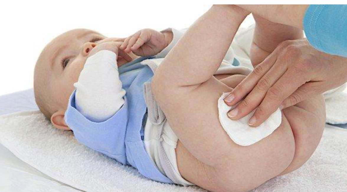 Nhiều cha mẹ thường lau rửa quá kỹ mỗi lần thay tã Nhiều cha mẹ thường lau rửa quá kỹ mỗi lần thay tã