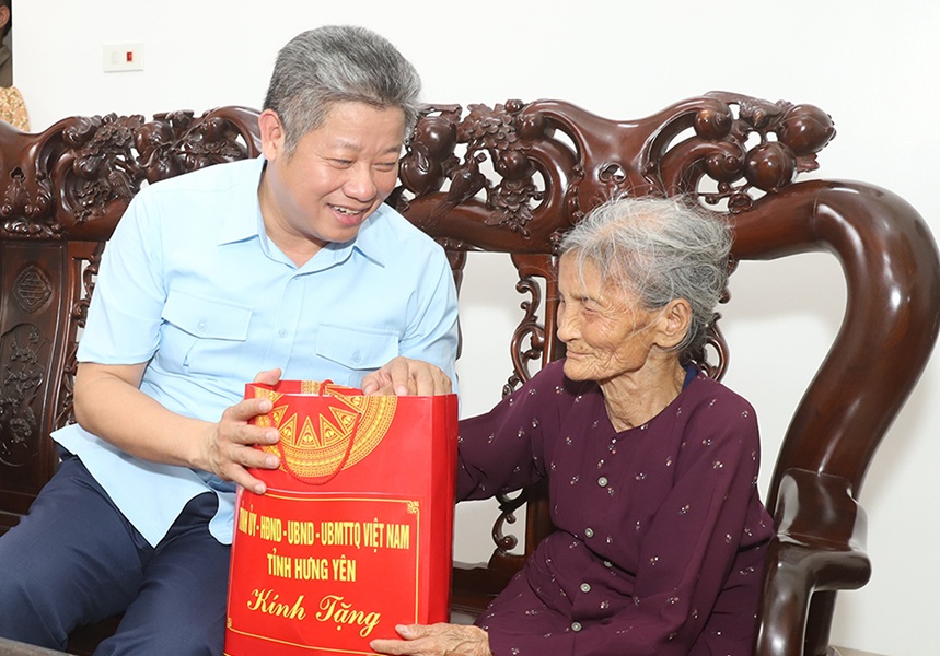 Chủ tịch UBND tỉnh Hưng Yên thăm, tặng quà thương binh, thân nhân liệt sĩ