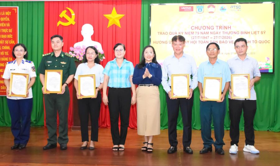 Đồng ch&iacute; Trần Thị Xu&acirc;n, Ph&oacute; Chủ tịch UBND phường Rạch Dừa, Th&agrave;nh phố Hồ Ch&iacute; Minh (thứ 5 từ b&ecirc;n trái sang) trao thư cảm ơn các đơn vị mạnh thường qu&acirc;n tại chương trình.
