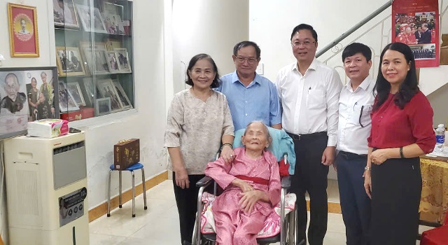 Đà Nẵng: Thăm và tặng quà Mẹ Việt Nam anh hùng Lê Thị Thời