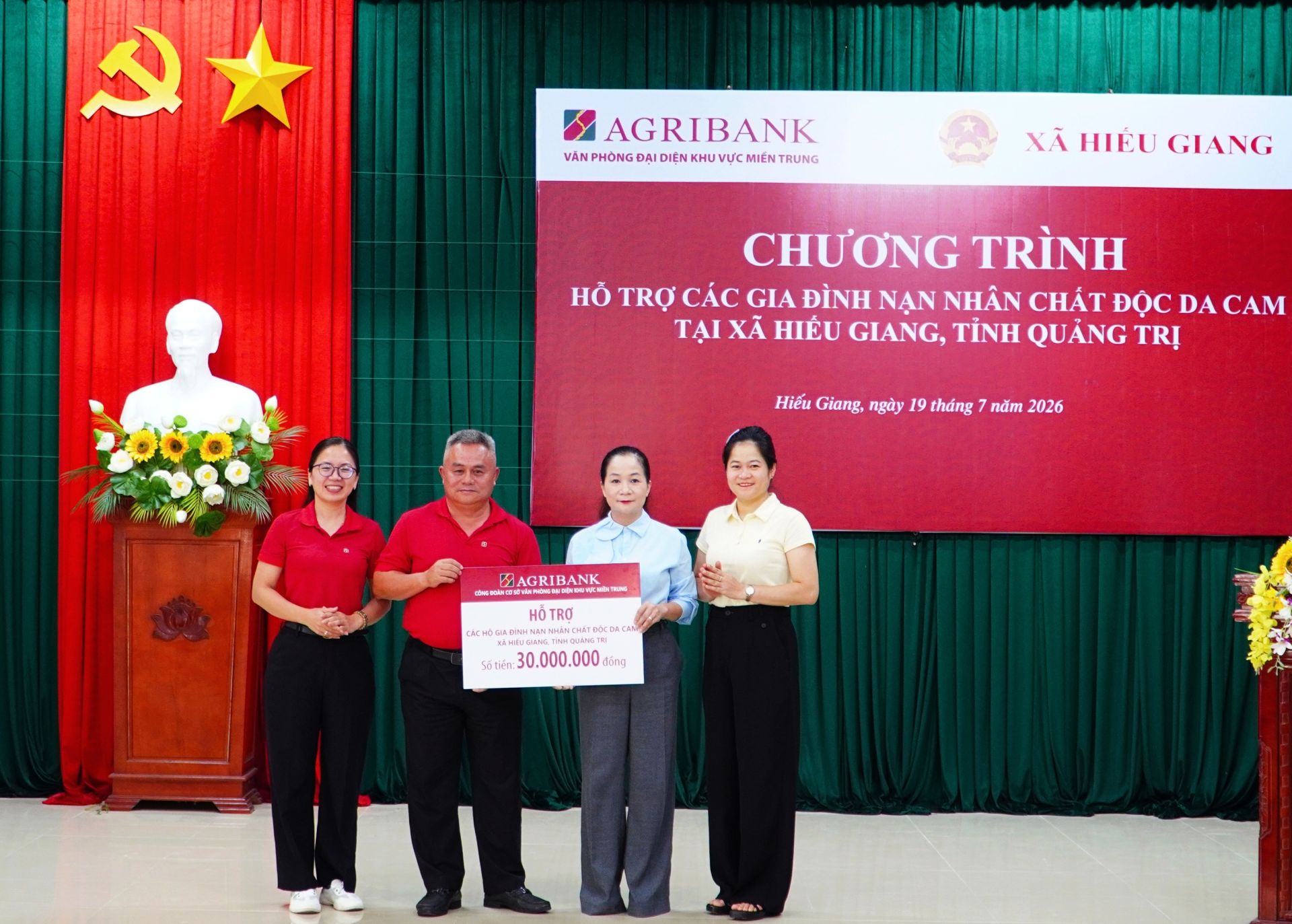 Ông Trần Hữu Trinh - Phó Trưởng VPMT trao bảng tượng trưng hỗ trợ 30 triệu đồng cho các gia đình nạn nhân chất độc da cam tại xã Hiếu Giang Ông Trần Hữu Trinh - Phó Trưởng VPMT trao bảng tượng trưng hỗ trợ 30 triệu đồng cho các gia đình nạn nhân chất độc da cam tại xã Hiếu Giang