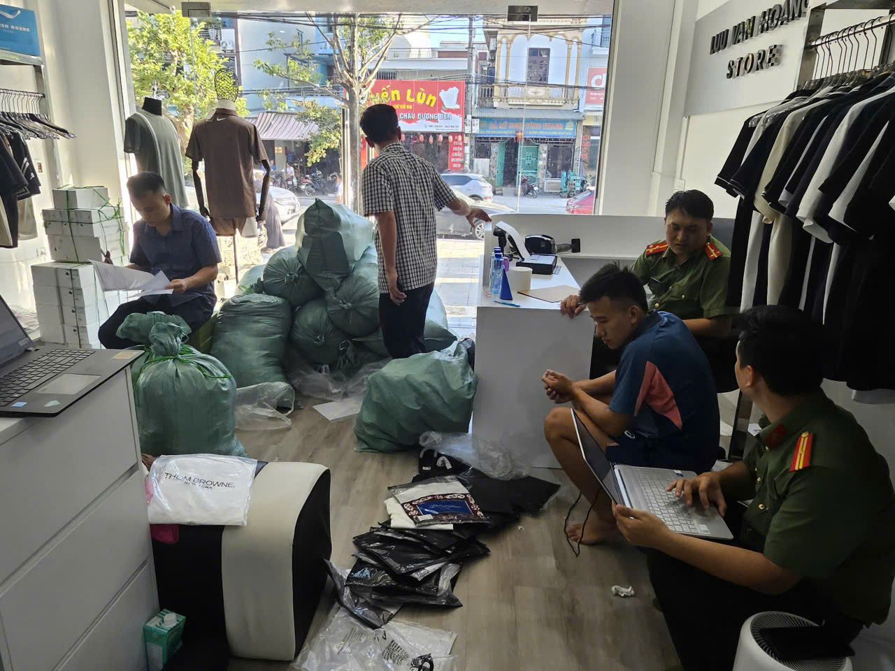 Thanh Hóa: Chuyển hồ sơ điều tra vụ tàng trữ hơn 1.200 sản phẩm thời trang giả mạo nhãn hiệu