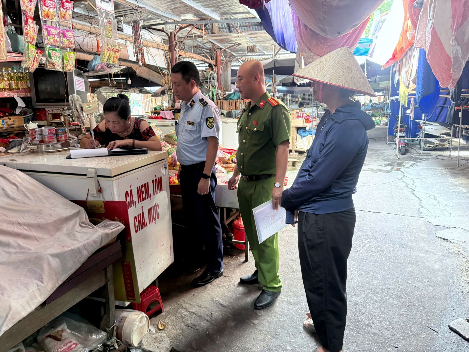 Tuyên Quang: Tiểu thương chợ Tam Cờ ký cam kết không kinh doanh thực phẩm bẩn, hàng giả