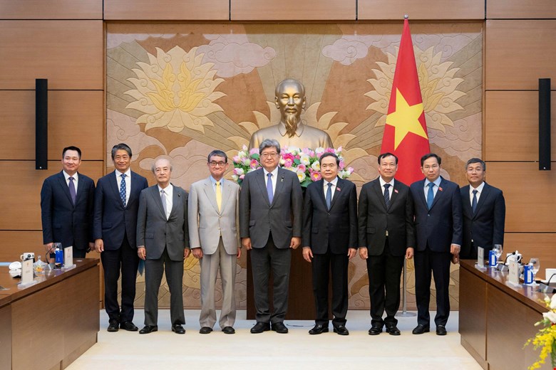Chủ tịch Quốc hội chụp ảnh lưu niệm c&ugrave;ng c&aacute;c biểu thức