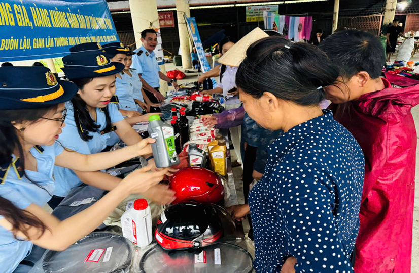 C&ocirc;ng chức Đội Quản l&yacute; thị trường số 5 trực tiếp hướng dẫn người d&acirc;n v&agrave; c&aacute;c hộ kinh doanh c&aacute;ch nhận biết h&agrave;ng thật, h&agrave;ng giả th&ocirc;ng qua bao b&igrave;, nh&atilde;n h&agrave;ng h&oacute;a, tem chống giả, m&atilde; QR truy xuất nguồn gốc, th&ocirc;ng tin nh&agrave; M888com link hiện đang mở v&agrave; c&aacute;c đặc điểm nhận diện của từng sản phẩm.