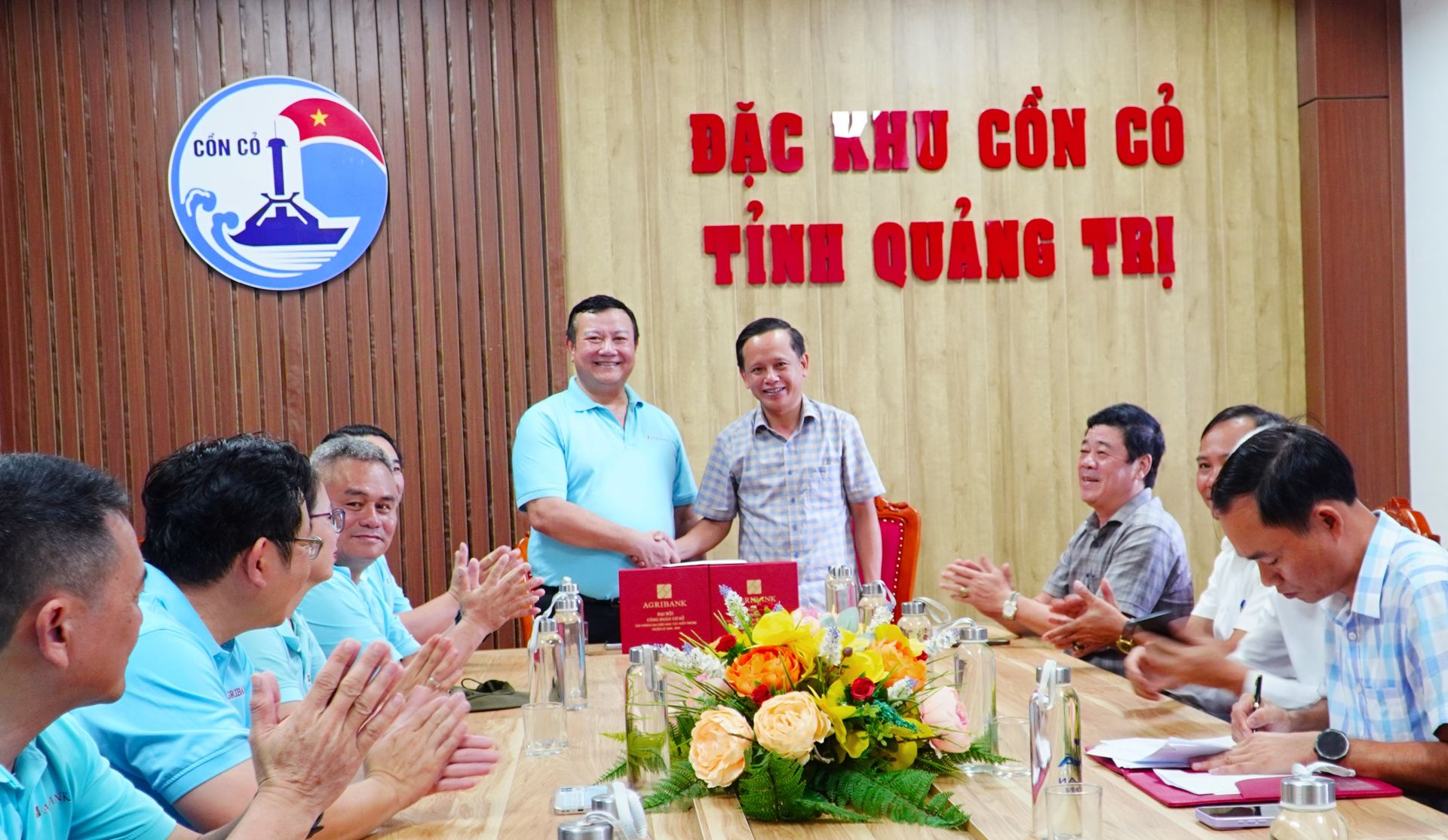 Ông Nguyễn Tiến Trường - Trưởng VPMT dẫn đầu Đoàn công tác đến thăm hỏi chính quyền địa phương đặc khu Cồn Cỏ Ông Nguyễn Tiến Trường - Trưởng VPMT dẫn đầu Đoàn công tác đến thăm hỏi chính quyền địa phương đặc khu Cồn Cỏ