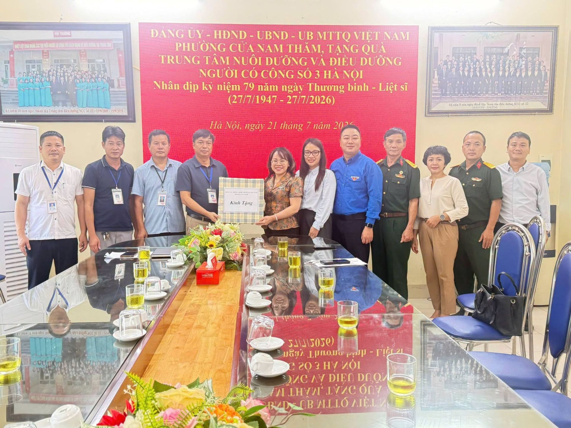 Phường Cửa Nam thăm, tặng quà Trung tâm Nuôi dưỡng và Điều dưỡng người có công số 3 Hà Nội