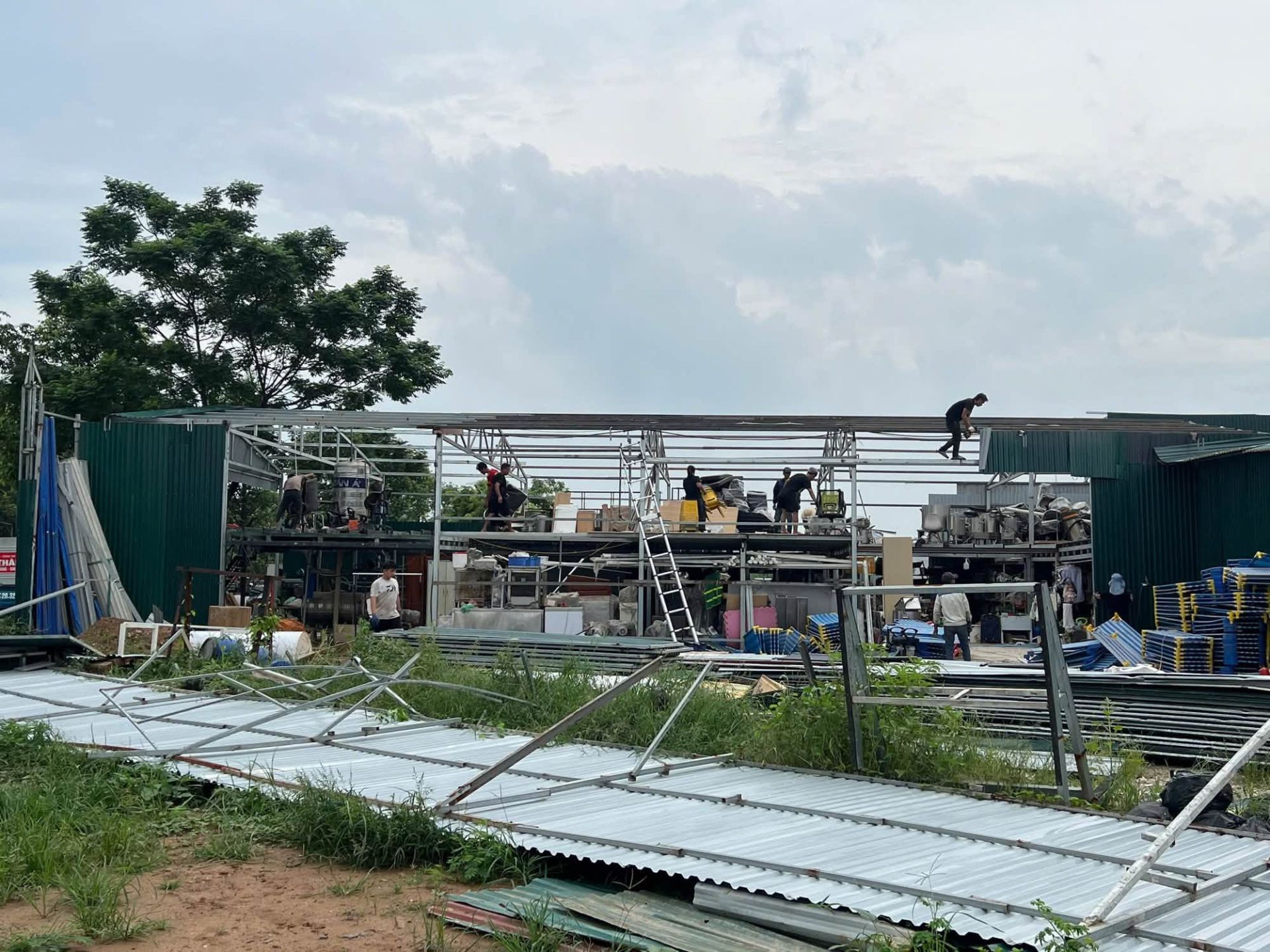 Chủ đầu tư tự gi&aacute;c huy động nh&acirc;n lực, m&aacute;y m&oacute;c th&aacute;o dỡ c&aacute;c hạng mục c&ocirc;ng tr&igrave;nh vi phạm dưới sự gi&aacute;m s&aacute;t của ch&iacute;nh quyền địa phương.
