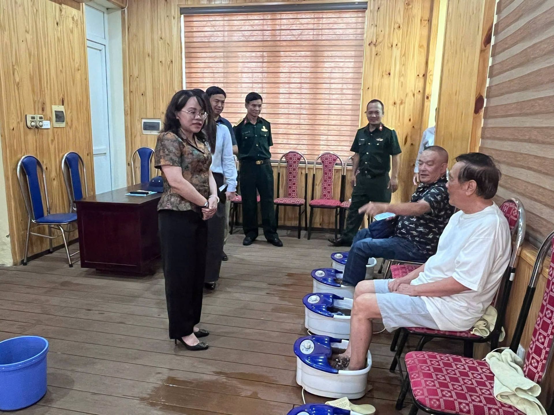 Đồng ch&iacute; Trịnh Ngọc Tr&acirc;m, Ph&oacute; Chủ tịch UBND phường Cửa Nam thăm hỏi, động vi&ecirc;n c&aacute;c thương binh, bệnh binh v&agrave; người c&oacute; c&ocirc;ng đang được chăm s&oacute;c, điều dưỡng tại Trung t&acirc;m Nu&ocirc;i dưỡng v&agrave; Điều dưỡng người c&oacute; c&ocirc;ng số 3 H&agrave; Nội.