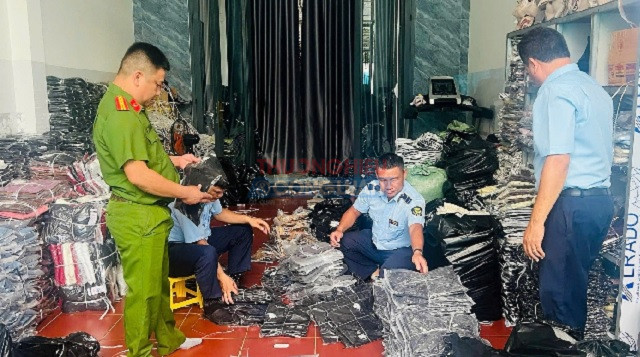Gia Lai phát hiện, xử lý gần 700 sản phẩm quần áo giả mạo nhãn hiệu và không rõ nguồn gốc