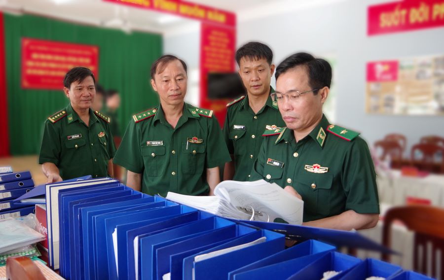 Thiếu tướng Vũ Quốc &Acirc;n kiểm tra hồ sơ, văn bản tại Đồn Bi&ecirc;n ph&ograve;ng Cửa khẩu Ch&agrave;ng Riệc