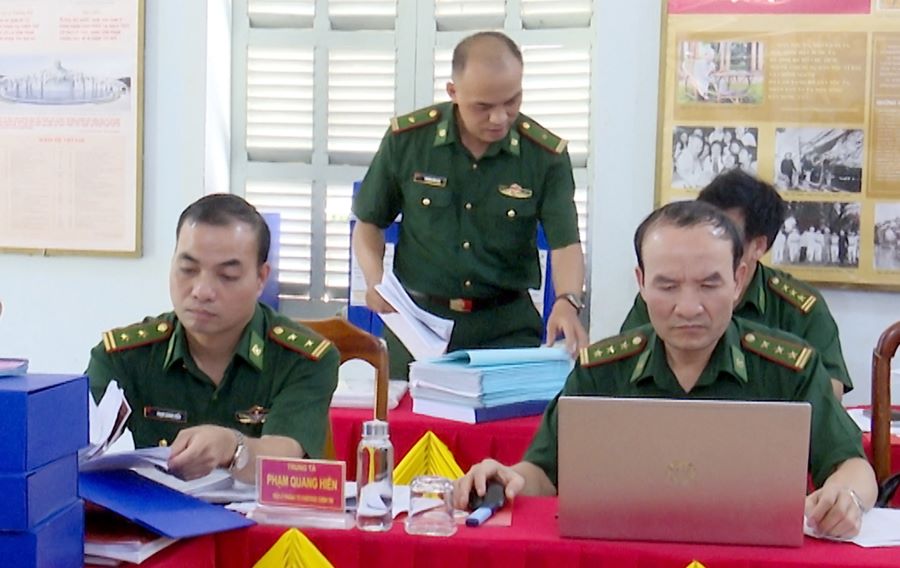 C&aacute;c th&agrave;nh vi&ecirc;n đo&agrave;n c&ocirc;ng t&aacute;c nắm t&igrave;nh h&igrave;nh th&ocirc;ng qua hồ sơ, văn bản tại Đồn Bi&ecirc;n ph&ograve;ng Cửa khẩu Quốc tế Xa M&aacute;t