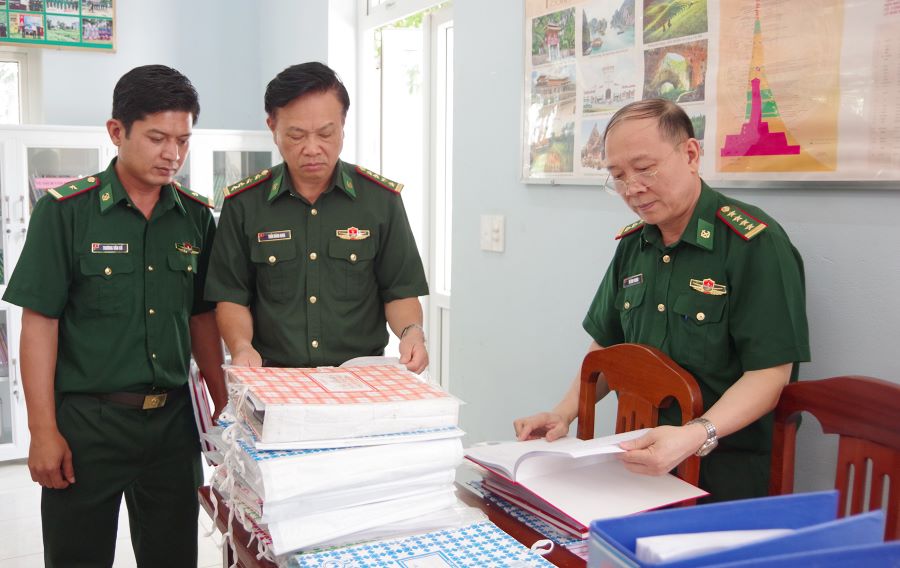 C&aacute;c th&agrave;nh vi&ecirc;n đo&agrave;n c&ocirc;ng t&aacute;c nắm t&igrave;nh h&igrave;nh th&ocirc;ng qua hồ sơ, văn bản tại Đồn Bi&ecirc;n ph&ograve;ng Cửa khẩu Ch&agrave;ng Riệc