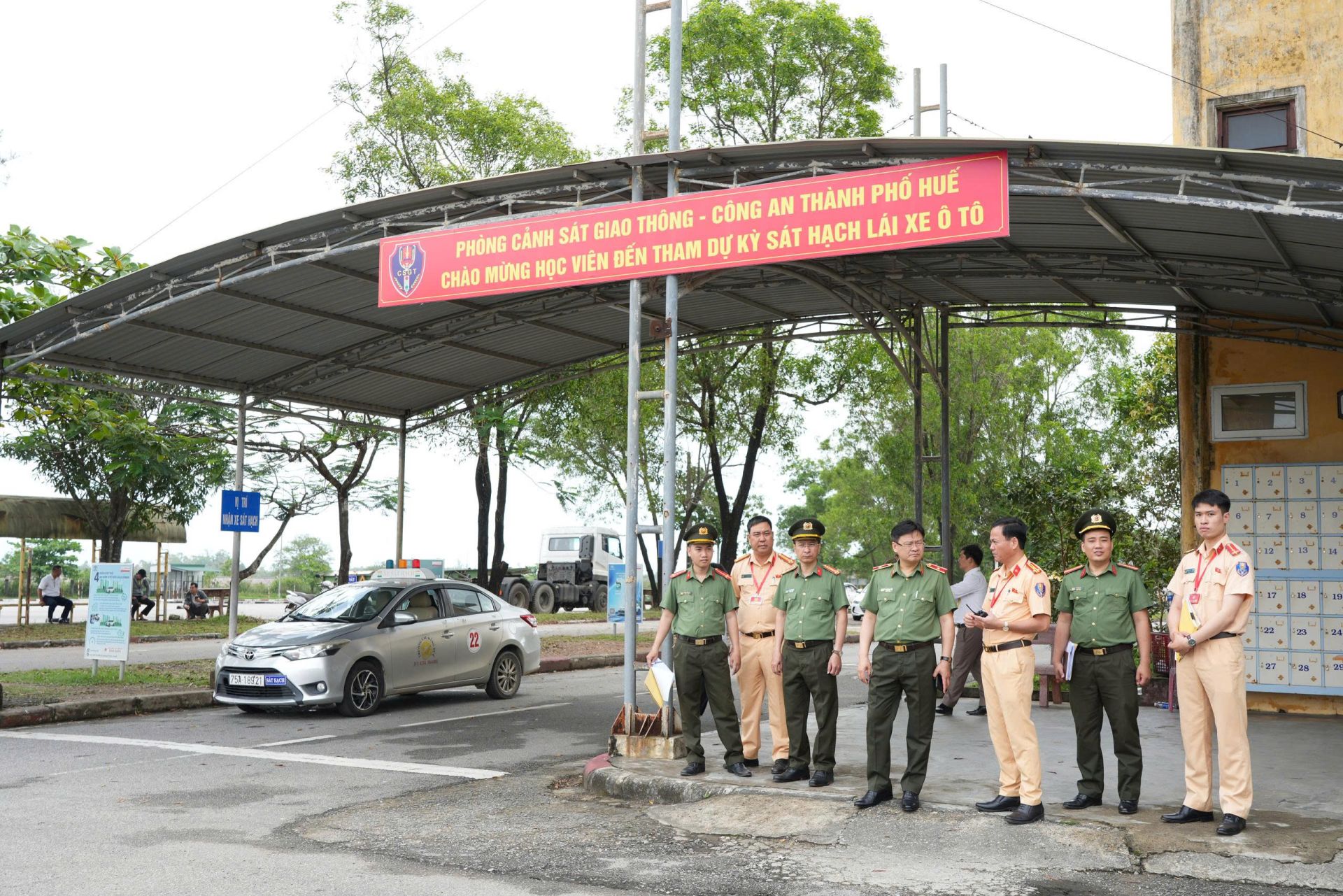 L&atilde;nh đạo C&ocirc;ng an th&agrave;nh phố kiểm tra điểm s&aacute;t hạch
