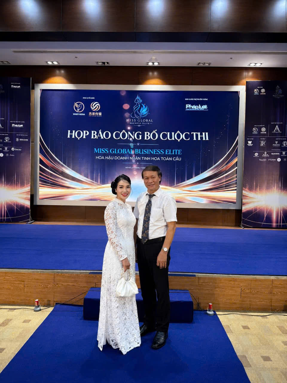 Nh&agrave; thiết kế Hằng Nguyễn chụp c&ugrave;ng NSND Nguyễn Hải - Ph&oacute; viện trưởng viện nghi&ecirc;n cứu nghệ thuật ứng dụng