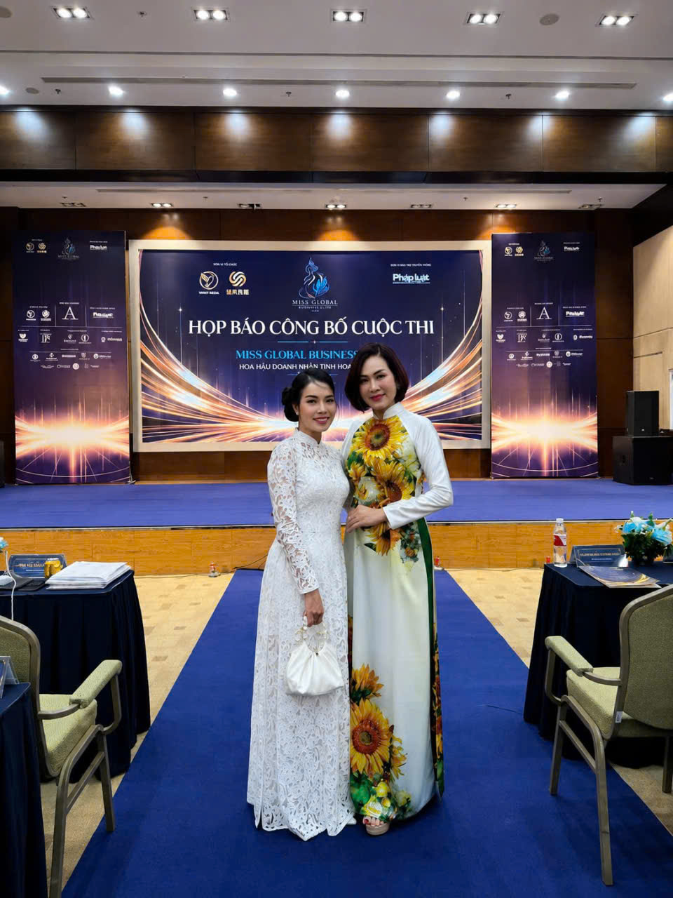 Nh&agrave; thiết kế Hằng Nguyễn chụp c&ugrave;ng Tiến sĩ- Luật sư Trần Thị Bạch Dương - Vụ trưởng Vụ thi đua khen thương Bộ c&ocirc;ng thương .