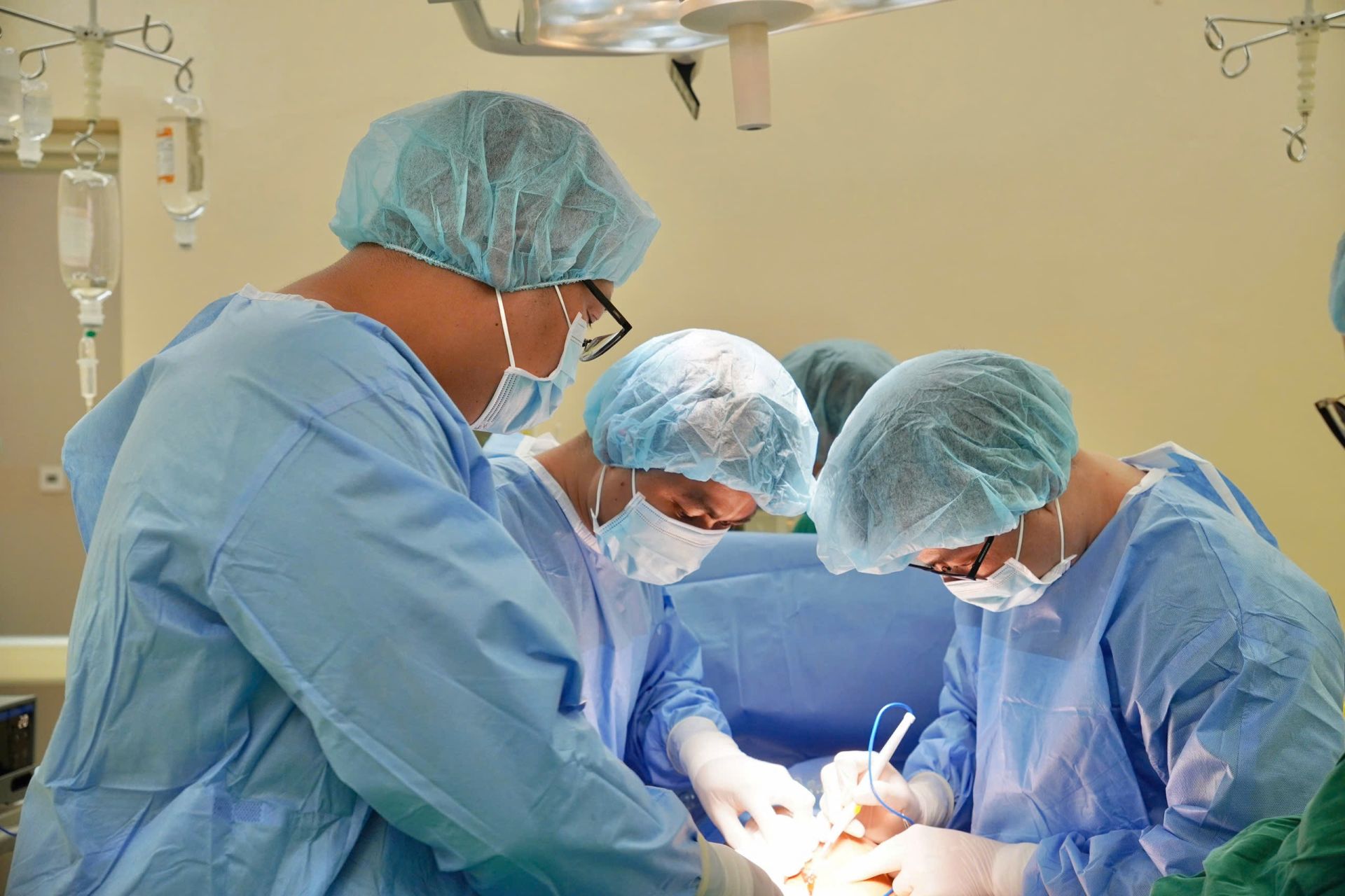 BS. Bệnh viện Quốc tế Phương Châu Sóc Trăng thực hiện phẫu thuật khối nhân xơ tử cung cho nữ bệnh nhân H.T.N BS. Bệnh viện Quốc tế Phương Châu Sóc Trăng thực hiện phẫu thuật khối nhân xơ tử cung cho nữ bệnh nhân H.T.N
