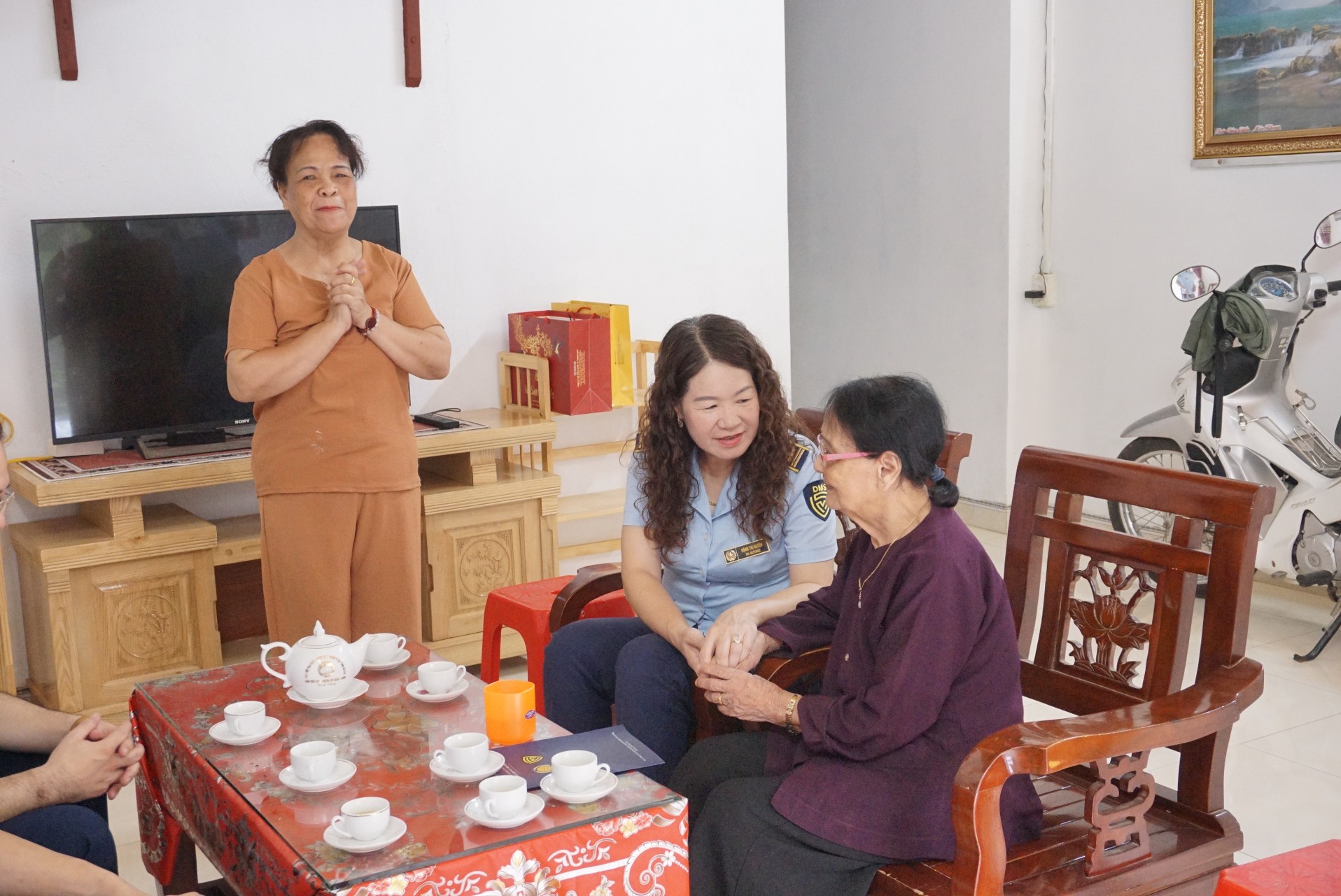 Ph&oacute; Chi cục trưởng Chi cục QLTT Cao Bằng Đặng Thị Huyền &acirc;n cần thăm hỏi sức khỏe mẹ Việt Nam anh h&ugrave;ng L&acirc;m Thị M&egrave;n