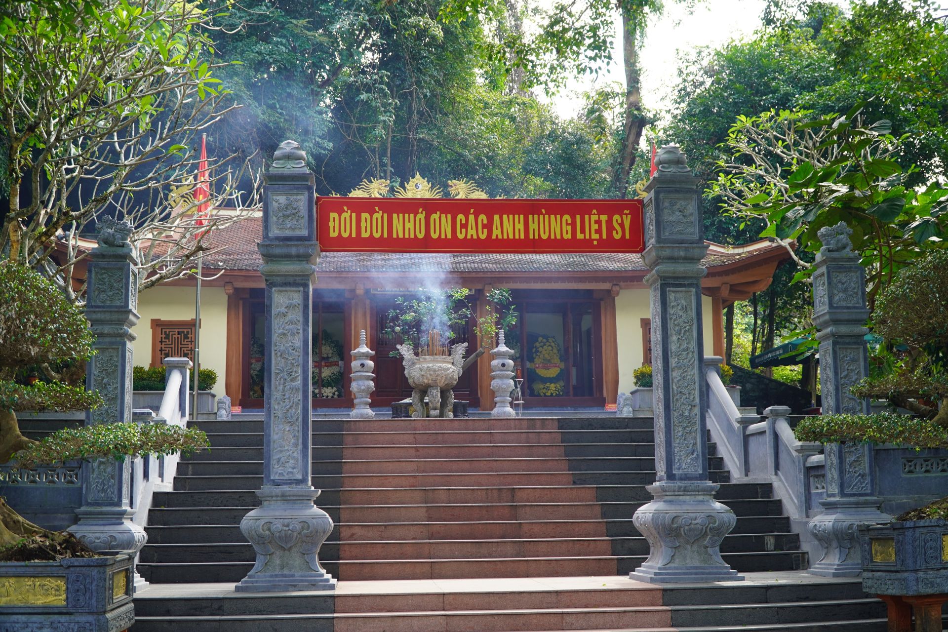 Đền tưởng niệm c&aacute;c Anh h&ugrave;ng Liệt sĩ đường 20 Quyết Thắng