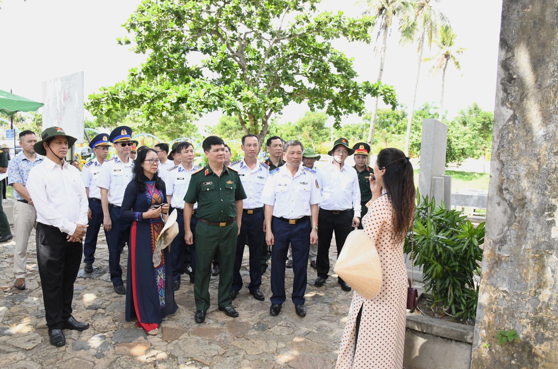 Đo&agrave;n c&ocirc;ng t&aacute;c thăm qua di t&iacute;ch lịch sử tại đặc khu C&ocirc;n Đảo