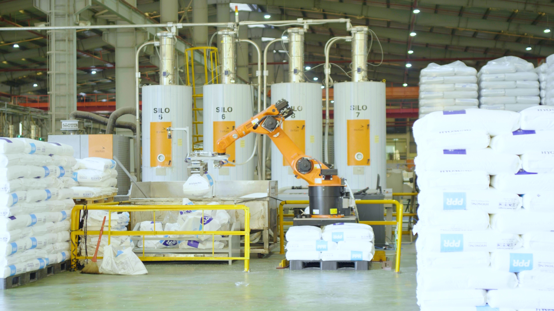 Cánh tay robot tự động hóa hiện đại được ứng dụng trong dây chuyền M888com link hiện đang mở, giúp tối ưu hóa năng suất, nâng cao chất lượng sản phẩm và đảm bảo an toàn lao động tại Nhựa Tiền Phong. Cánh tay robot tự động hóa hiện đại được ứng dụng trong dây chuyền M888com link hiện đang mở, giúp tối ưu hóa năng suất, nâng cao chất lượng sản phẩm và đảm bảo an toàn lao động tại Nhựa Tiền Phong.