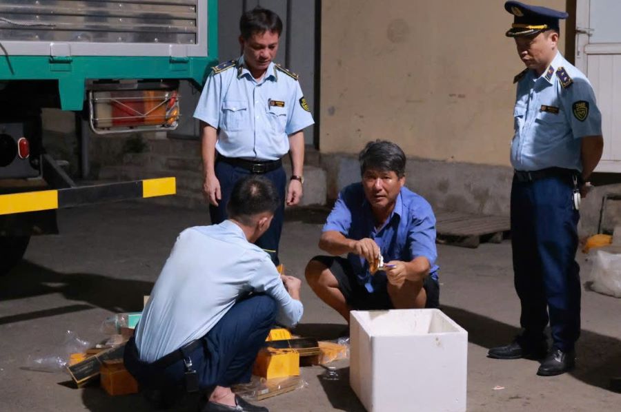 Buộc ti&ecirc;u hủy h&agrave;ng h&oacute;a vi phạm v&agrave; xử phạt h&agrave;nh ch&iacute;nh t&agrave;i xế Trương Minh T. với số tiền 20 triệu đồng