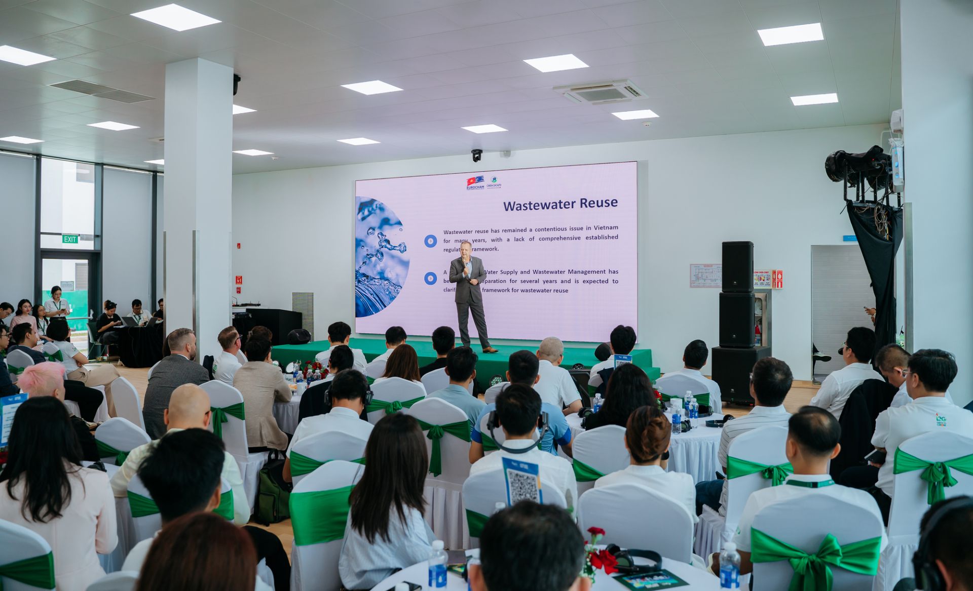 Ông Frank Pogade, Phó Chủ tịch Tiểu ban Tăng trưởng Xanh (GGSC) thuộc EuroCham, chia sẻ góc nhìn về quản lý tài nguyên nước bền vững và thúc đẩy hợp tác liên ngành. Ông Frank Pogade, Phó Chủ tịch Tiểu ban Tăng trưởng Xanh (GGSC) thuộc EuroCham, chia sẻ góc nhìn về quản lý tài nguyên nước bền vững và thúc đẩy hợp tác liên ngành.