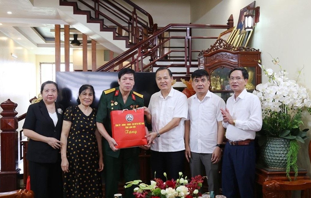 Đồng chí Phùng Quang Hội, Ủy viên Ban Thường vụ Tỉnh ủy, Bí thư Đảng ủy phường Đông Kinh tặng quà gia đình ông Hoàng Văn Nghiệp Đồng chí Phùng Quang Hội, Ủy viên Ban Thường vụ Tỉnh ủy, Bí thư Đảng ủy phường Đông Kinh tặng quà gia đình ông Hoàng Văn Nghiệp