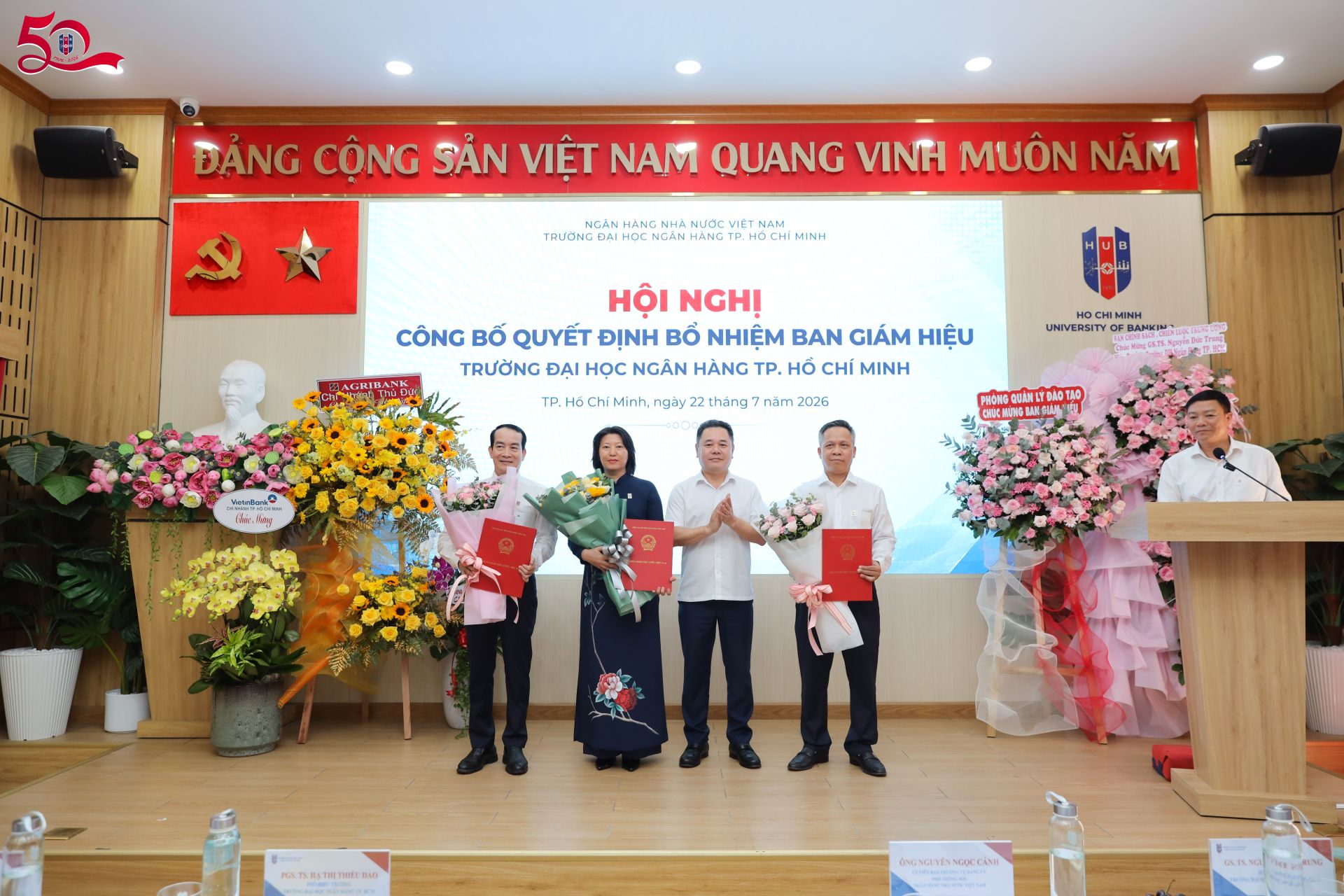 Phó Thống đốc Nguyễn Ngọc Cảnh trao quyết định bổ nhiệm 3 Phó Hiệu trưởng Trường Đại học Ngân hàng TP HCM cho PGS.TS. Đoàn Thanh Hà, TS. Nguyễn Trần Phúc và PGS.TS. Hà Thị Thiều Dao. Ảnh: HUB Phó Thống đốc Nguyễn Ngọc Cảnh trao quyết định bổ nhiệm 3 Phó Hiệu trưởng Trường Đại học Ngân hàng TP HCM cho PGS.TS. Đoàn Thanh Hà, TS. Nguyễn Trần Phúc và PGS.TS. Hà Thị Thiều Dao. Ảnh: HUB