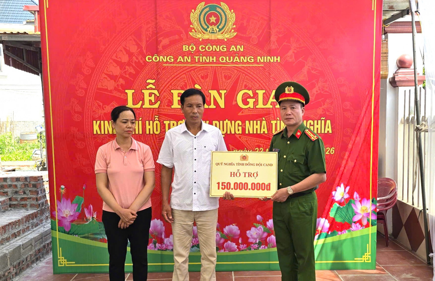 C&ocirc;ng an tỉnh Quảng Ninh trao kinh ph&iacute; 150 triệu đồng từ Quỹ nghĩa t&igrave;nh đồng đội để hỗ trợ gia đ&igrave;nh liệt sỹ Nguyễn Đăng Khải x&acirc;y dựng nh&agrave; t&igrave;nh nghĩa