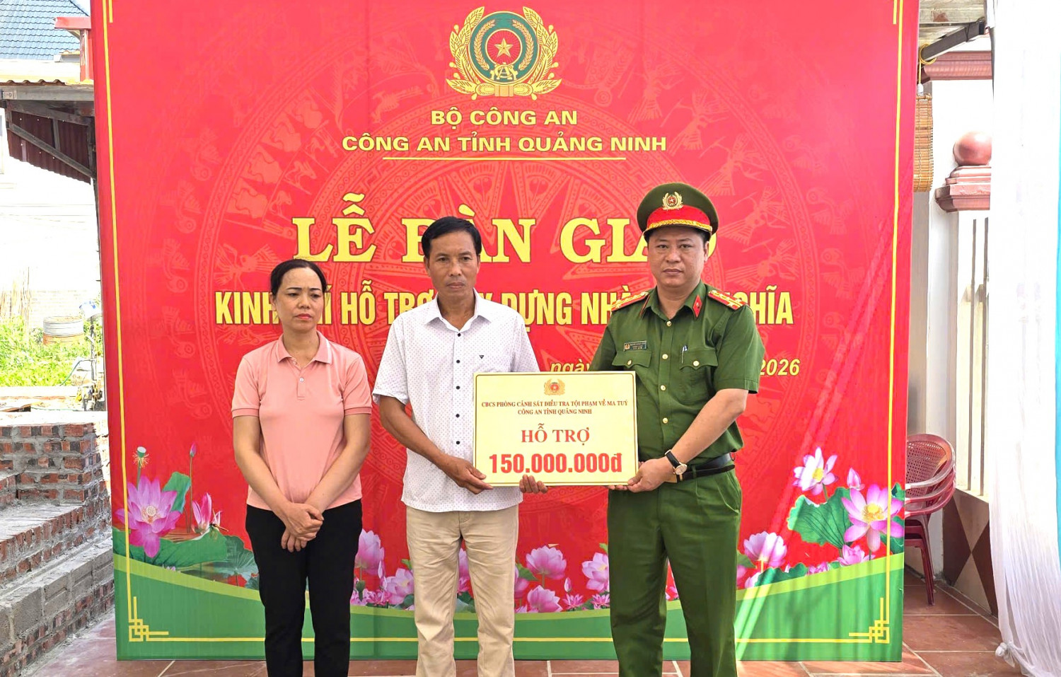 CBCS Ph&ograve;ng Cảnh s&aacute;t điều tra tội phạm về ma t&uacute;y C&ocirc;ng an tỉnh Quảng Ninh quy&ecirc;n g&oacute;p hỗ trợ kinh ph&iacute; 150 triệu đồng để x&acirc;y nh&agrave; t&igrave;nh nghĩa