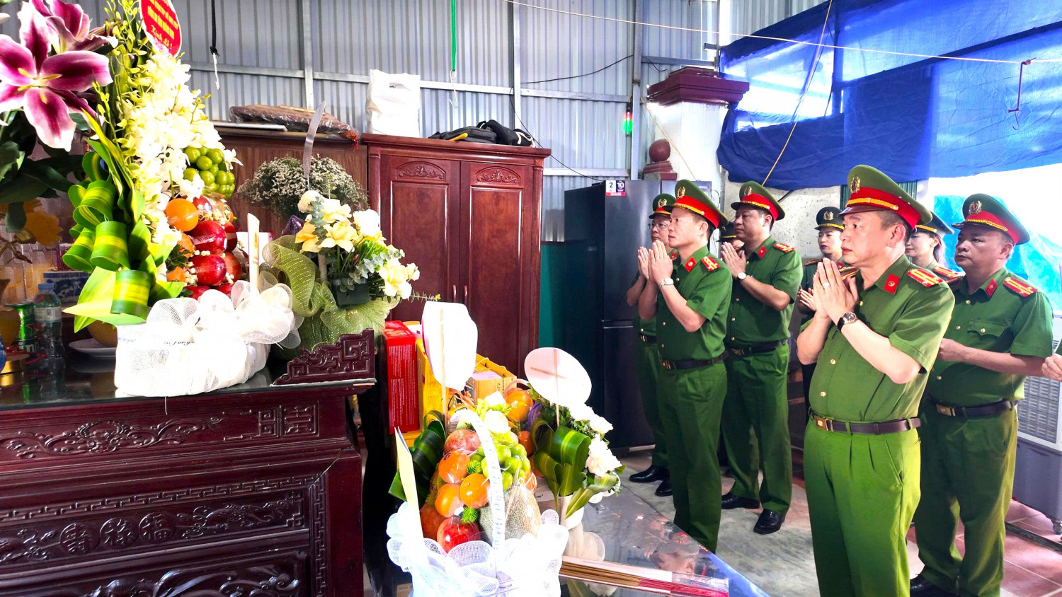 Đo&agrave;n C&ocirc;ng t&aacute;c thắp hương cho liệt sỹ Nguyễn Đăng Khải