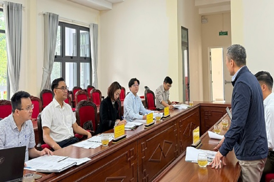 Ph&oacute; gi&aacute;m đốc Trung t&acirc;m XTĐTTMDL Đinh Ngọc Hiếu (thứ hai, từ b&ecirc;n tr&aacute;i) chủ tr&igrave; buổi l&agrave;m việc. (Ảnh: Duy Hải)