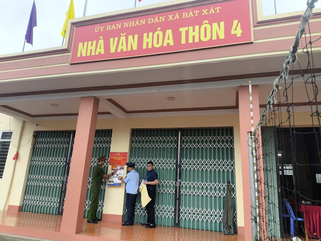 C&ocirc;ng chức Đội QLTT số 6 phối hợp với lực lượng chức năng d&aacute;n &aacute;p ph&iacute;ch tuy&ecirc;n truyền tại chợ trung t&acirc;m x&atilde; B&aacute;t X&aacute;t.