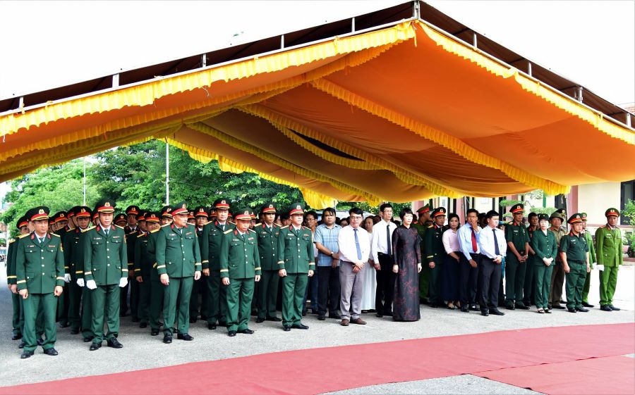 Các đại biểu dự lễ Các đại biểu dự lễ