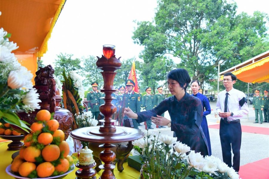 Các đại biểu dâng hương tri ân các anh hùng liệt sĩ Các đại biểu dâng hương tri ân các anh hùng liệt sĩ