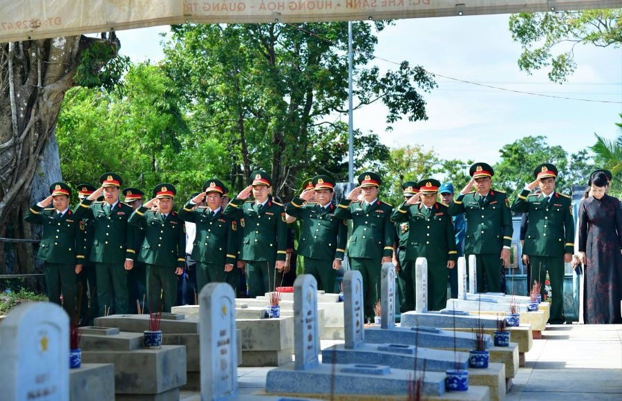 Các đại biểu dành phút mặc niệm, tiễn biệt các anh hùng liệt sĩ Các đại biểu dành phút mặc niệm, tiễn biệt các anh hùng liệt sĩ