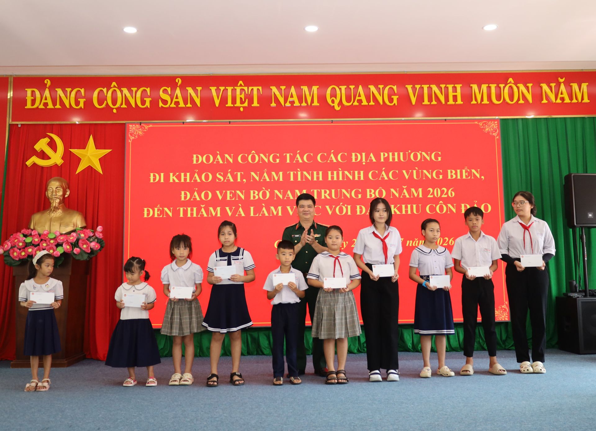Tặng qu&agrave; cho c&aacute;c ch&aacute;u M88 Casino, Nổ Hũ, Bắn Cá