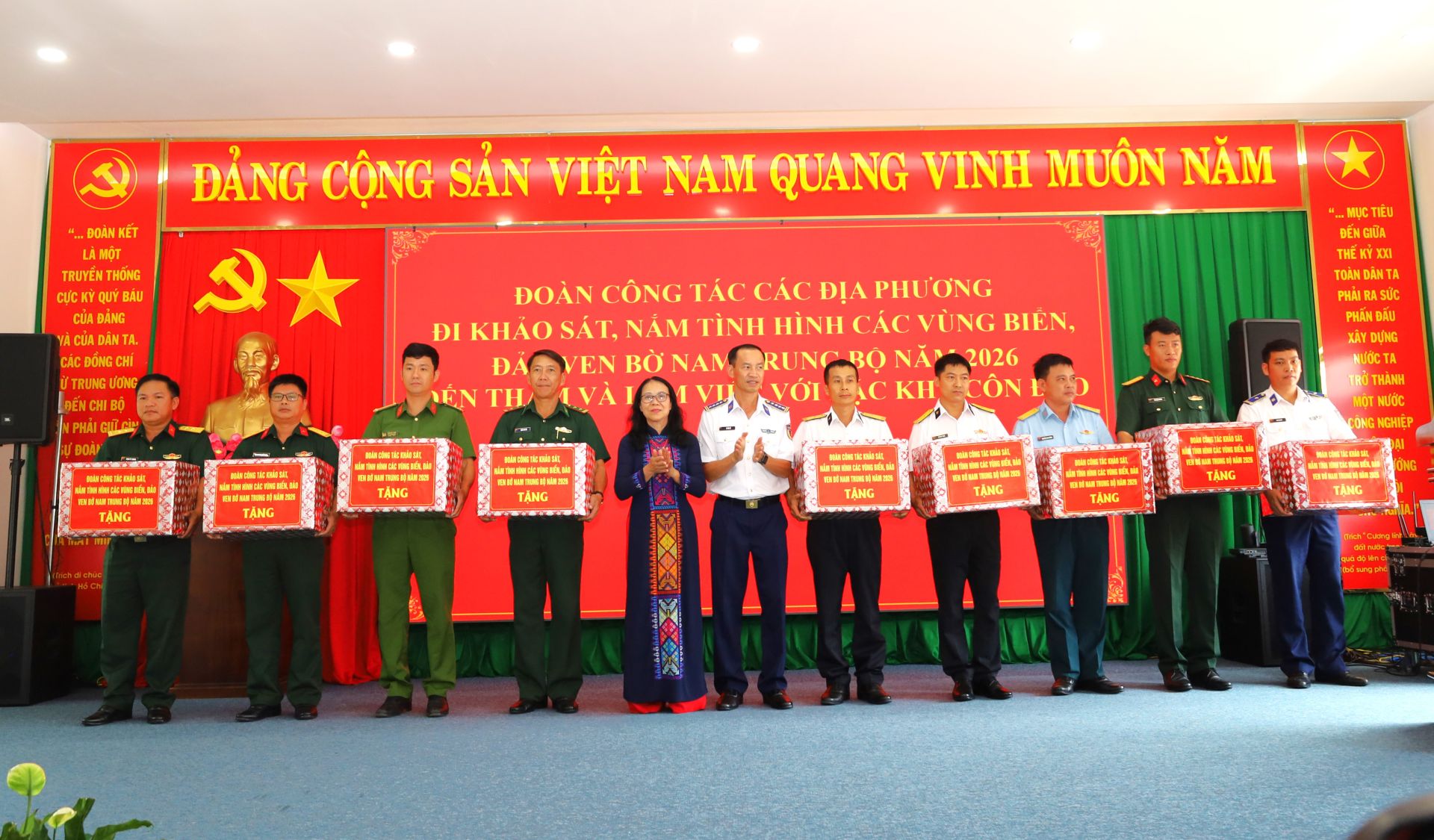 Đo&agrave;n c&ocirc;ng t&aacute;c của Cảnh s&aacute;t biển Việt Nam tặng qu&agrave; cho c&aacute;c lực lượng vũ trang đống qu&acirc;n tr&ecirc;n Đặc khu C&ocirc;n Đảo