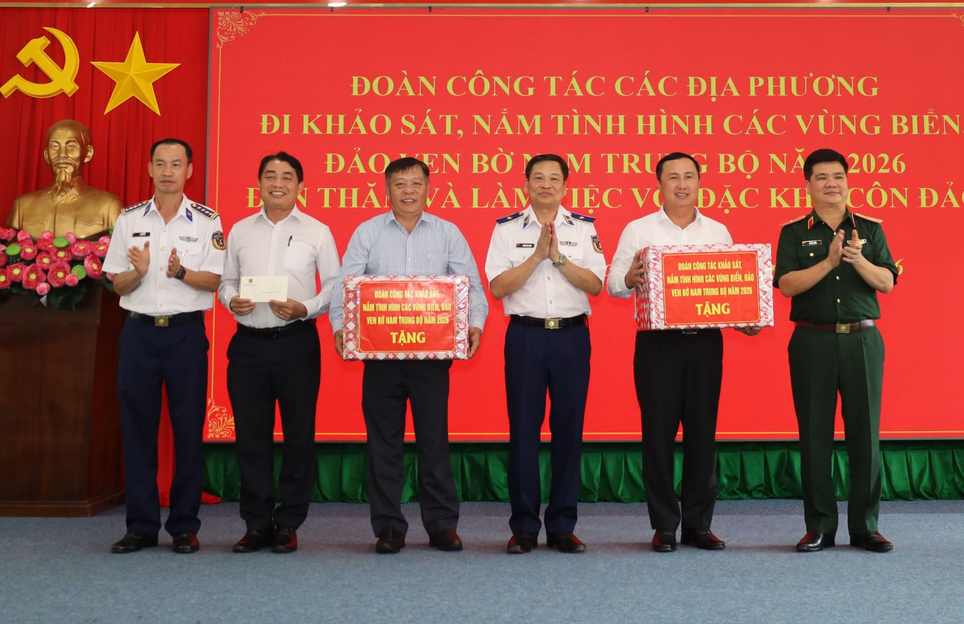 Đo&agrave;n c&ocirc;ng t&aacute;c tặng qu&agrave; cho cấp uỷ, ch&iacute;nh quyền đặc khu C&ocirc;n Đảo